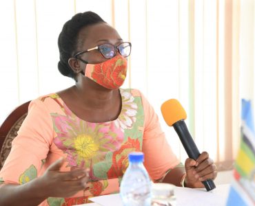 Mrs.-Edith-Tusuubira-the-UMRA-ED-adressing-stakeholders-in-Mbarara-on-the-SACCOs-licensing-process.-scaled